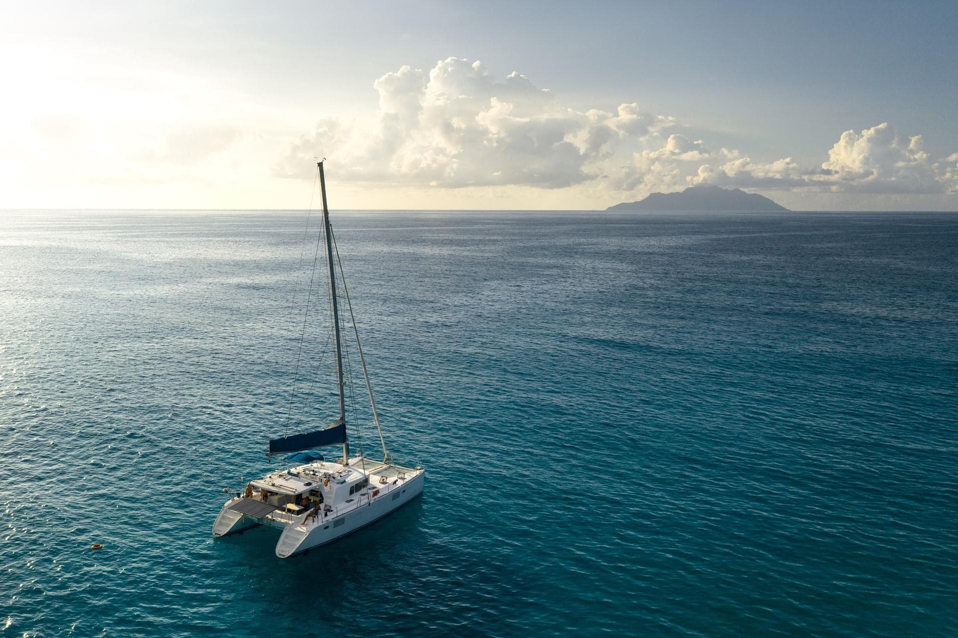 Alquilar nuestro velero o catamarán en Sanxenxo es garantía de diversión