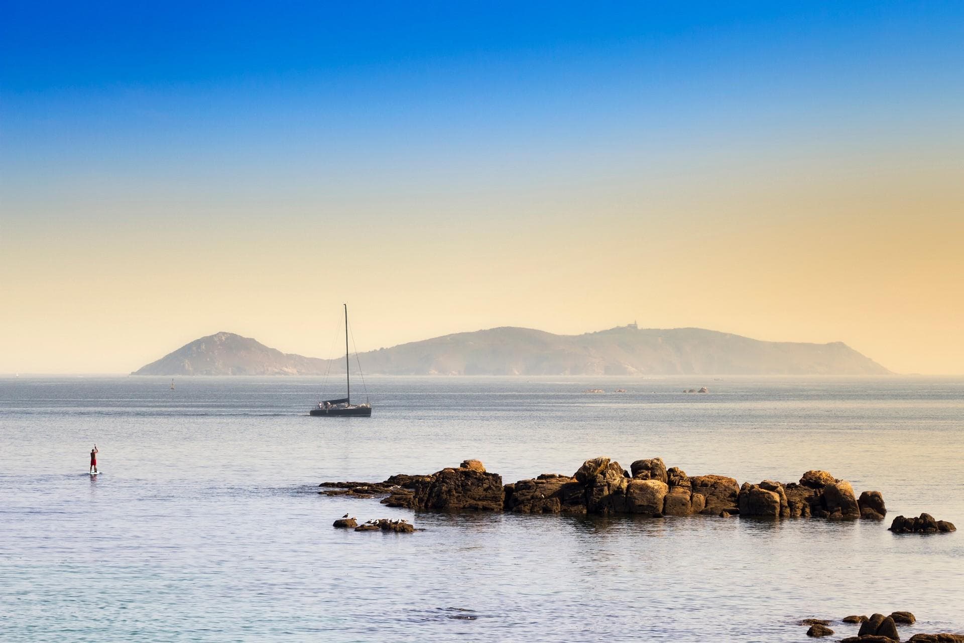 No te pierdas nuestras excursiones en barco y rutas por el Atlántico